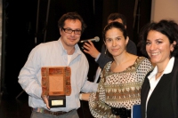 Il regista brasiliano Vicente Ferraz con il Premio per la Migliore Sceneggiatura assegnato al film “El último comandante”